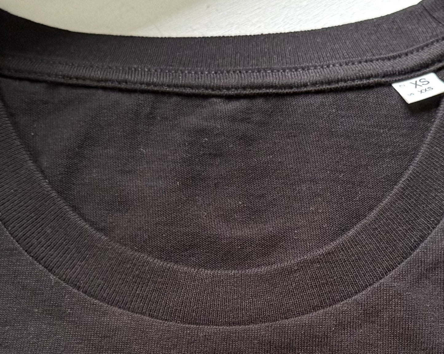 T-SHIRT NOIR KHLOTHES (absence d’étiquette)
